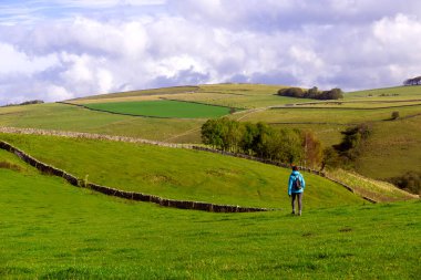 Alstonefield, Derbyshire 'da Milldale, Dovedale, Tissington Trail ve Wetton' a kolayca erişimi olan mükemmel çeşitlilikte ve açık bir İngiliz kırsalına sahiptir..