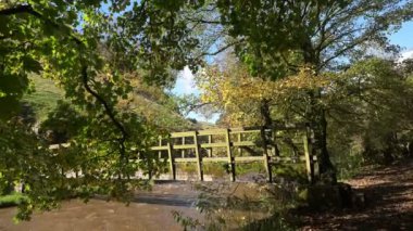 Alstonefield, Derbyshire 'da Milldale, Dovedale, Tissington Trail ve Wetton' a kolayca erişimi olan mükemmel çeşitlilikte ve açık bir İngiliz kırsalına sahiptir..