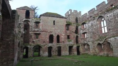 Acton Burnell Şatosu, 13. yüzyıldan kalma kırmızı kumtaşı konaklı birinci sınıf bir malikane. İlk parlamentonun 1283 'te tam teşekküllü olarak kurulduğuna inanılıyor..