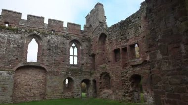 Acton Burnell Şatosu, 13. yüzyıldan kalma kırmızı kumtaşı konaklı birinci sınıf bir malikane. İlk parlamentonun 1283 'te tam teşekküllü olarak kurulduğuna inanılıyor..