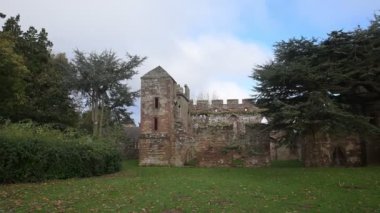 Acton Burnell Şatosu, 13. yüzyıldan kalma kırmızı kumtaşı konaklı birinci sınıf bir malikane. İlk parlamentonun 1283 'te tam teşekküllü olarak kurulduğuna inanılıyor..
