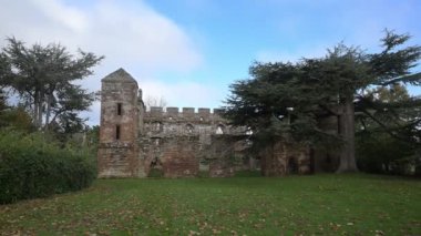 Acton Burnell Şatosu, 13. yüzyıldan kalma kırmızı kumtaşı konaklı birinci sınıf bir malikane. İlk parlamentonun 1283 'te tam teşekküllü olarak kurulduğuna inanılıyor..