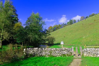 Alstonefield, Derbyshire 'da Milldale, Dovedale, Tissington Trail ve Wetton' a kolayca erişimi olan mükemmel çeşitlilikte ve açık bir İngiliz kırsalına sahiptir..