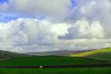 Alstonefield, Derbyshire 'da Milldale, Dovedale, Tissington Trail ve Wetton' a kolayca erişimi olan mükemmel çeşitlilikte ve açık bir İngiliz kırsalına sahiptir..