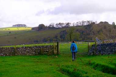 Alstonefield, Derbyshire 'da Milldale, Dovedale, Tissington Trail ve Wetton' a kolayca erişimi olan mükemmel çeşitlilikte ve açık bir İngiliz kırsalına sahiptir..