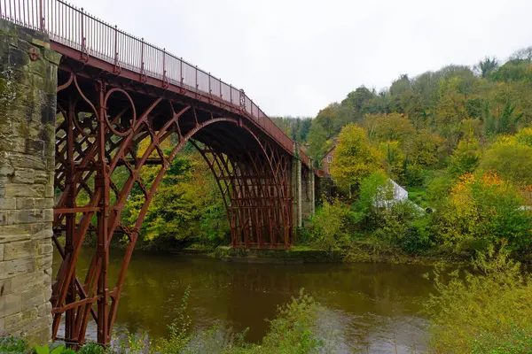 Demir Köprü, Severn Nehri kıyısında Shropshire 'daki Ironbridge Vadisi' nin kalbinde yer alan nehir kenarı bir köydür..