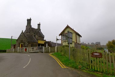 Cheddleton Tren İstasyonu, Stoke Trent, Staffordshire, tüm işlevlerini sürdürüyor..