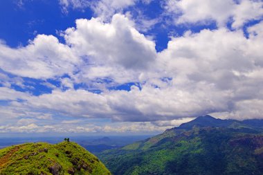 Küçük Adam 's Peak yürüyüşü Ella ve çevresindeki dağların inanılmaz panoramik görüntülerine ulaşmanın en kolay yollarından birini sunuyor..