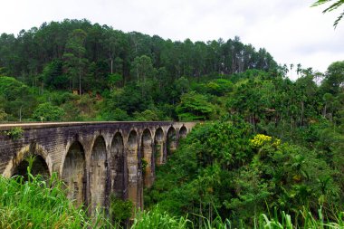 Ella 'daki Nine Arches Köprüsü, Sri Lanka' nın Uva ilinin Budalla ilçesinde yer almaktadır. Kandy 'den Ella' ya olan tren yolculuğunun en önemli anı..