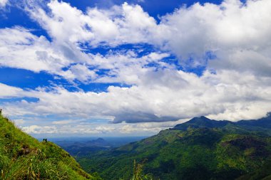 Küçük Adam 's Peak yürüyüşü Ella ve çevresindeki dağların inanılmaz panoramik görüntülerine ulaşmanın en kolay yollarından birini sunuyor..