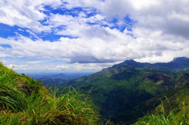 Küçük Adam 's Peak yürüyüşü Ella ve çevresindeki dağların inanılmaz panoramik görüntülerine ulaşmanın en kolay yollarından birini sunuyor..