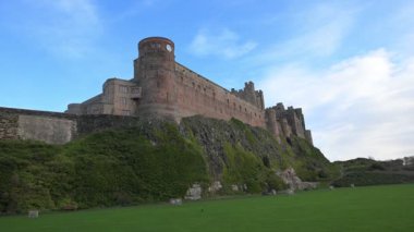 Bamburgh Şatosu, İngiltere 'nin kuzeydoğu kıyısında, Northumberland' daki Bamburgh köyünün yakınında 1. sınıf bir binadır..