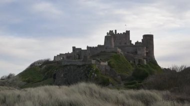 Bamburgh Şatosu, İngiltere 'nin kuzeydoğu kıyısında, Northumberland' daki Bamburgh köyünün yakınında 1. sınıf bir binadır..
