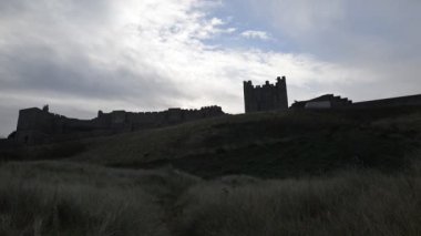 Bamburgh Şatosu, İngiltere 'nin kuzeydoğu kıyısında, Northumberland' daki Bamburgh köyünün yakınında 1. sınıf bir binadır..