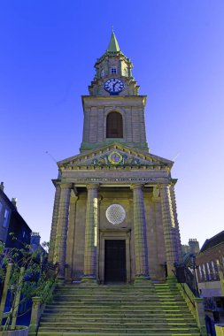 Saat Kulesi ve belediye binası, Berwick-Upon-Tweed 'in ana caddesinde 18. yüzyılda inşa edilmiş birinci sınıf bir binadır..
