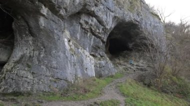 Milldale 'in güzel köyü Dovedale Vadisi' nin kuzey ucunda, White Peaks 'te, Derbyshire, İngiltere' de..