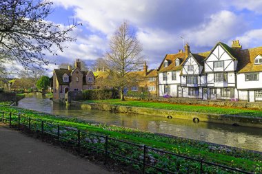 Westgate Parkları dört farklı peyzaj alanı. Canterbury şehir merkezinden şehir merkezine kadar Büyük Stour 'u takip eden keyifli bir eğlence alanı oluşturuyorlar..