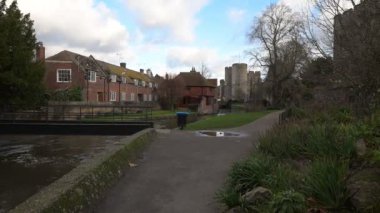 Westgate Park 'taki Tower House, Canterbury, İngiltere. Tower House Gardens, İngiliz kırsalından Canterbury şehir merkezine uzanan Westgate Gardens kompleksinin bir parçasıdır..