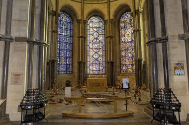 Çapraz Akıntılar heykel sergisi, Canterbury Katedrali, Canterbury, Kent, İngiltere 'de 20 Aralık 2024 Cuma günü.