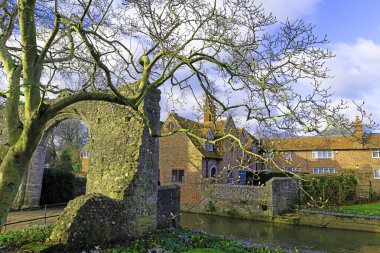 Westgate Park 'taki Tower House, Canterbury, İngiltere. Tower House Gardens, İngiliz kırsalından Canterbury şehir merkezine uzanan Westgate Gardens kompleksinin bir parçasıdır..