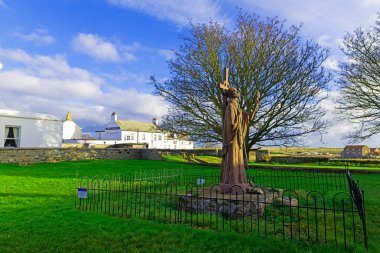 St. Aiden 'ın heykeli tamir ediliyor, St Mary Kilisesi, Lindisfarne, Northumberland, İngiltere, 18 Kasım Pazartesi, 2024.