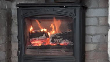 Yeni yılda çok katmanlı bir fırının sıcak ve dikkatli atmosferini yakalamak, odun yakmak ve ovoidleri yakmak.