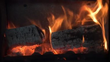 Yeni yılda çok katmanlı bir fırının sıcak ve dikkatli atmosferini yakalamak, odun yakmak ve ovoidleri yakmak.