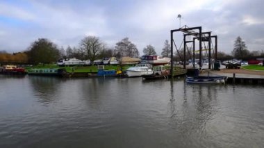 Cambridgeshire 'in göbeğinde, Riverside Adası Marina, Isleham, Ely, Cambridgeshire' da yer almaktadır..