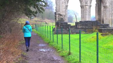 Roche Abbey, İngiltere 'nin en eksiksiz zemin planlarından birine sahip 12. yüzyıldan kalma bir manastır. Yaya olarak harabeleri, manzaralı vadileri ve yakınlardaki şatoları ve bahçeleri keşfetmek için ideal..