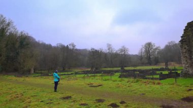 Roche Abbey, İngiltere 'nin en eksiksiz zemin planlarından birine sahip 12. yüzyıldan kalma bir manastır. Yaya olarak harabeleri, manzaralı vadileri ve yakınlardaki şatoları ve bahçeleri keşfetmek için ideal..