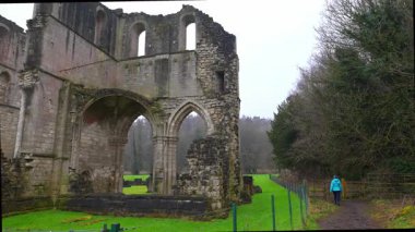 Roche Abbey, İngiltere 'nin en eksiksiz zemin planlarından birine sahip 12. yüzyıldan kalma bir manastır. Yaya olarak harabeleri, manzaralı vadileri ve yakınlardaki şatoları ve bahçeleri keşfetmek için ideal..
