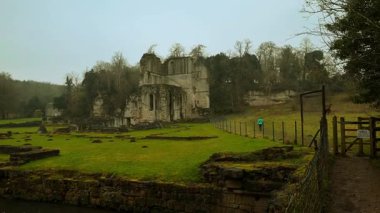 Roche Abbey, İngiltere 'nin en eksiksiz zemin planlarından birine sahip 12. yüzyıldan kalma bir manastır. Yaya olarak harabeleri, manzaralı vadileri ve yakınlardaki şatoları ve bahçeleri keşfetmek için ideal..