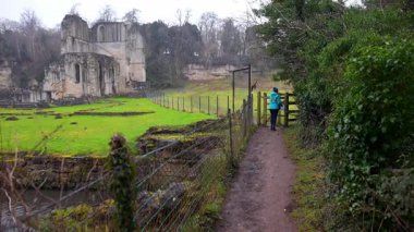 Roche Abbey, İngiltere 'nin en eksiksiz zemin planlarından birine sahip 12. yüzyıldan kalma bir manastır. Yaya olarak harabeleri, manzaralı vadileri ve yakınlardaki şatoları ve bahçeleri keşfetmek için ideal..