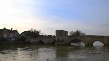St Ives Köprüsü, İngiltere 'nin Cambridgeshire kentindeki Ouse Nehri' ni geçen 15. yüzyıldan kalma bir köprüdür. İngiltere 'de bir şapeli birleştiren dört köprüden biri olarak bilinir..