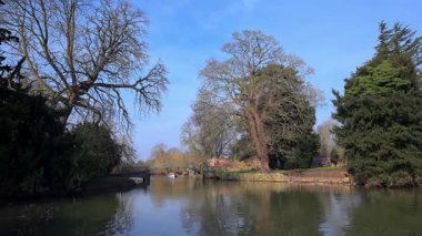 Godmanchester, üzerinde huzurlu ve hafif bir yürüyüş yolu sağlayan bir kanalı olan güzel, resimli bir pazar kasabasıdır..
