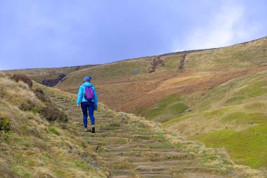 Derbyshire Tepesi Bölgesi 'ndeki Jacob' s Ladder Vadi 'den Edale' e, oradan da antik taş bir patikadan yaklaşan Kinder Platosu 'na uzanan bir dizi taş adımdır..