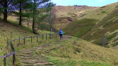 Derbyshire Tepesi Bölgesi 'ndeki Jacob' s Ladder Vadi 'den Edale' e, oradan da antik taş bir patikadan yaklaşan Kinder Platosu 'na uzanan bir dizi taş adımdır..