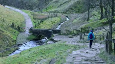 Derbyshire Tepesi Bölgesi 'ndeki Jacob' s Ladder Vadi 'den Edale' e, oradan da antik taş bir patikadan yaklaşan Kinder Platosu 'na uzanan bir dizi taş adımdır..