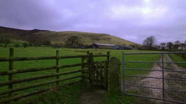 Çelik Cotton Demiryolu Bamford ve Hope istasyonları arasında uzanan Peak District 'teki uzun mesafeli bir patikadır..