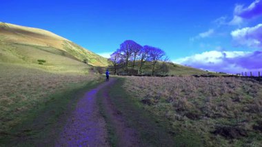 Edale Valley, Derbyshire, İngiltere 'de muhteşem bir yürüyüş manzarası. Edale, İngiltere 'nin Derbyshire eyaletinde yer alan bir şehirdir. High Peak ilçesinde..
