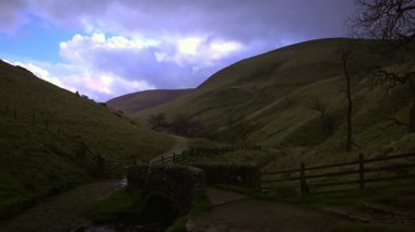 Derbyshire Tepesi Bölgesi 'ndeki Jacob' s Ladder Vadi 'den Edale' e, oradan da antik taş bir patikadan yaklaşan Kinder Platosu 'na uzanan bir dizi taş adımdır..