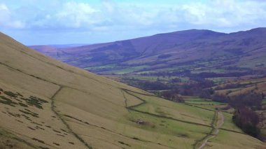 Edale Valley, Derbyshire, İngiltere 'de muhteşem bir yürüyüş manzarası. Edale, İngiltere 'nin Derbyshire eyaletinde yer alan bir şehirdir. High Peak ilçesinde..