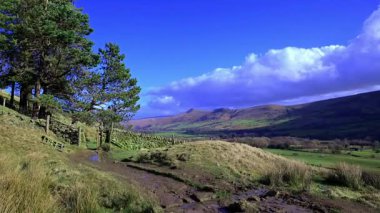 Edale Valley, Derbyshire, İngiltere 'de muhteşem bir yürüyüş manzarası. Edale, İngiltere 'nin Derbyshire eyaletinde yer alan bir şehirdir. High Peak ilçesinde..