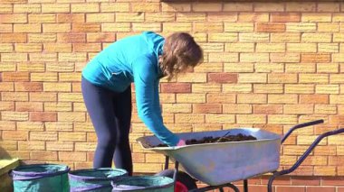 İlkbaharın başında taze gübrelerini kullanmak üzere olan çekici bir kadını yakalamak..