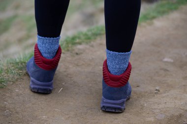 İngiltere, Derbyshire 'da, Pennine Yolu' nda, Edale Vadisi 'nde yepyeni çağdaş yürüyüş botlarıyla bir bayanın tonlu yürüyüş bacaklarını yakalıyorum..