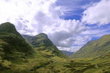 Glencoe 'nun üç kız kardeşinin altındaki Kayıp Vadi' de dağ ve bozkır manzaralarından oluşan muhteşem bir manzara sunuluyor. Buzlu dağların zirvesine tırmanılabilecek bir yaklaşım..