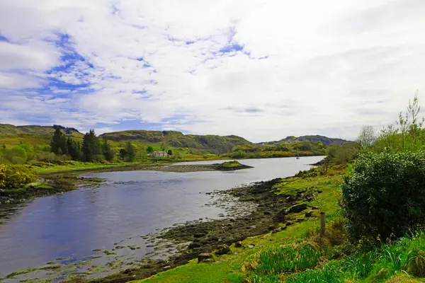 Balluchuan Gölü, İskoçya 'nın dağlık bölgelerinden Argyl' de Belivicar 'ın kıyı köyünün yakınında eşsiz bir güzellik merkezi..