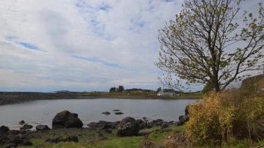 Balluchuan Gölü, İskoçya 'nın dağlık bölgelerinden Argyl' de Belivicar 'ın kıyı köyünün yakınında eşsiz bir güzellik merkezi..
