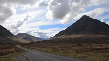 Etive Road, Glencoe, Soctland, tek bir patika yolu boyunca heyecan verici müthiş bir yürüyüş, bu dünyanın en son resimlerinden biri..