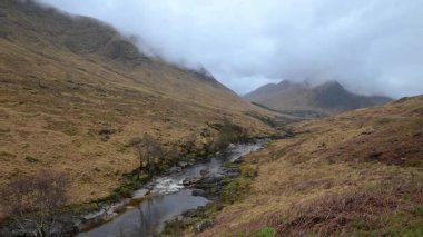 Etive Road, Glencoe, Soctland, tek bir patika yolu boyunca heyecan verici müthiş bir yürüyüş, bu dünyanın en son resimlerinden biri..